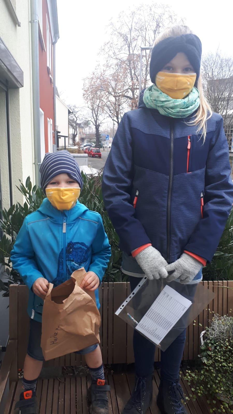 Verteilen unserer Segenstütchen (3) (c) Familie Röttgen