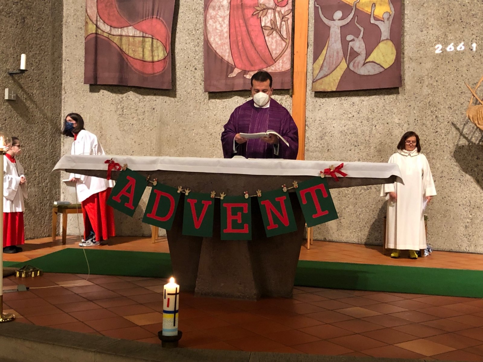 Der Adventsaltar und Kommunionkerze (c) Uta Köpp