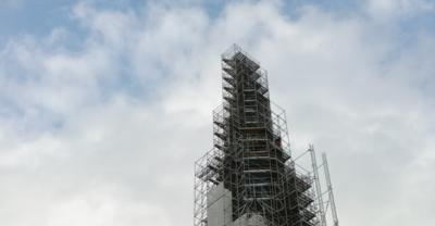 Anno-Turm_Spitze_eingrüstet_2002-09
