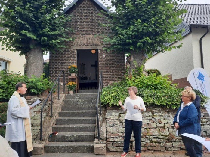 Kaplan Joaquim Wendland und Uschi Stenz von der Kaldauer Bürgergemeinschaft vor der Kaldauer Kapelle, ganz rechts Stadtverordnete Marga Basche. (c) Anna Diegeler-Mai