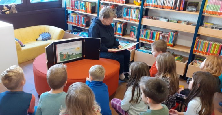KiTa-Kinder in der Bibliothek mit Frau Hentschel (c) Luzia Kannengießer