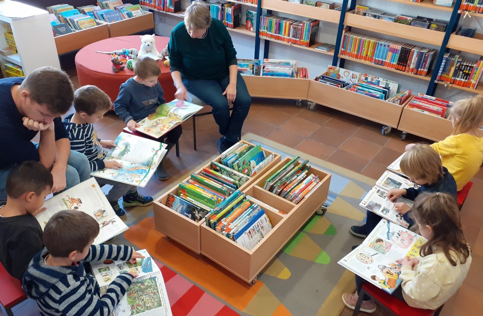 KiTa-Kindern beim Buchprojekt (c) Luzia Kannengießer
