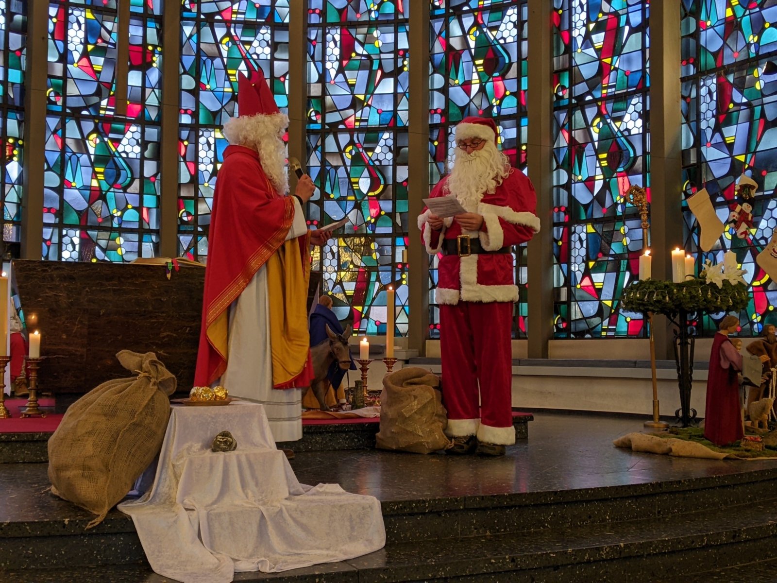Nikolaus und Weihnachtsmann in der Kaldauer Kirche (c) Susanne Coenen