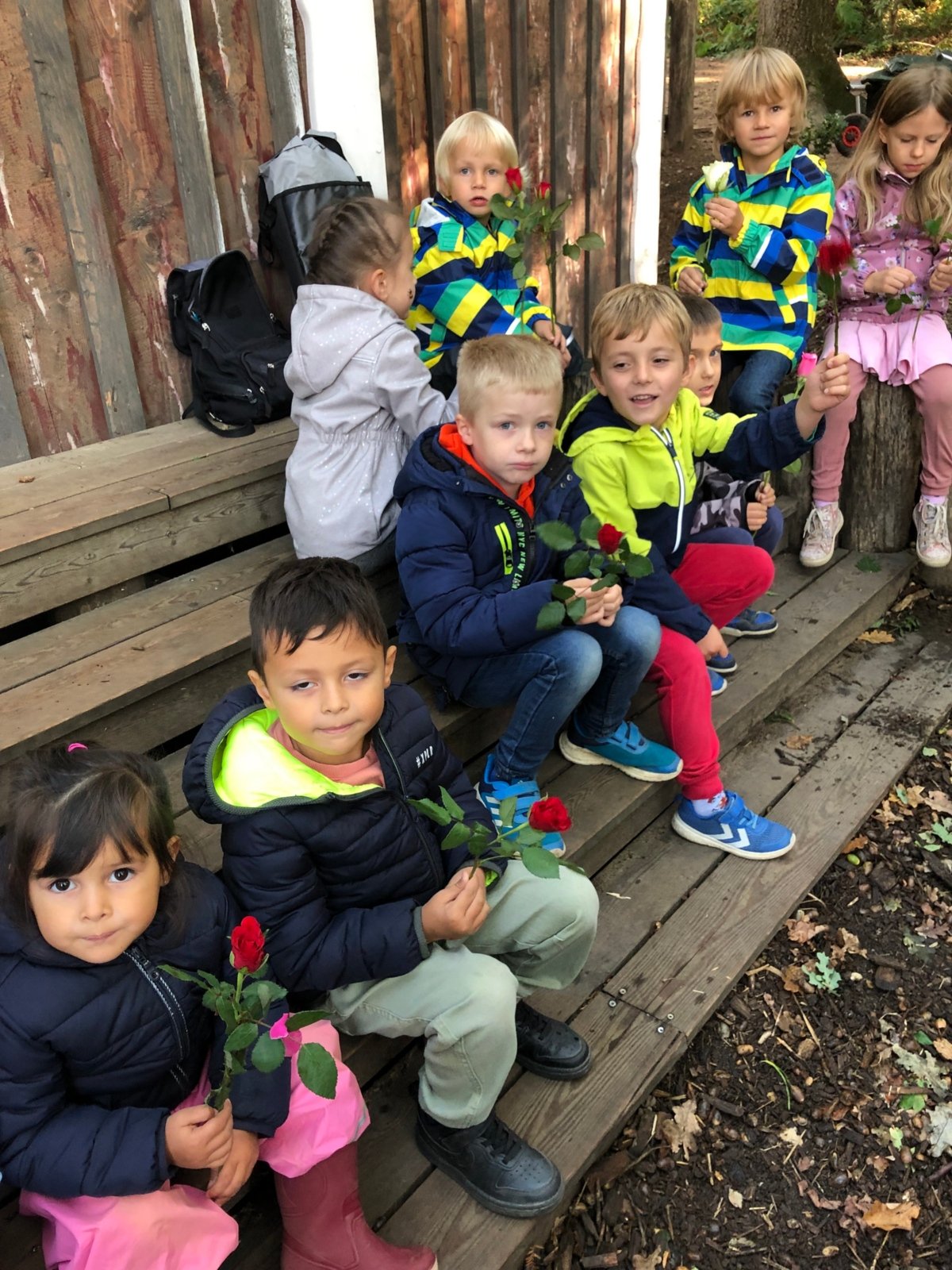 Weltkindertag: Kinder mit Rose (c) Luzia Kannengießer