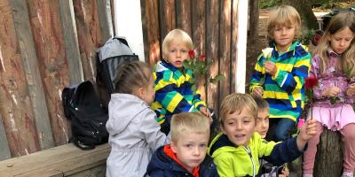 Weltkindertag: Kinder mit Rose