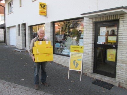 Drei Pakete mit alten Brillen für bedürftige Menschen in aller Welt sammelte der Ortsausschuss Kaldauen. (c) Ulrich Tondar