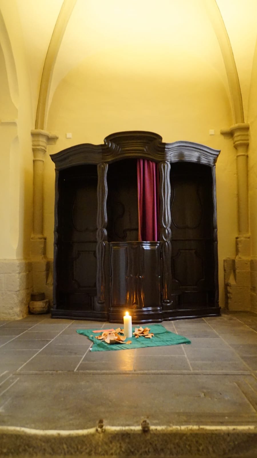 Beichtstuhl mit Kerze (c) Judith Haneke