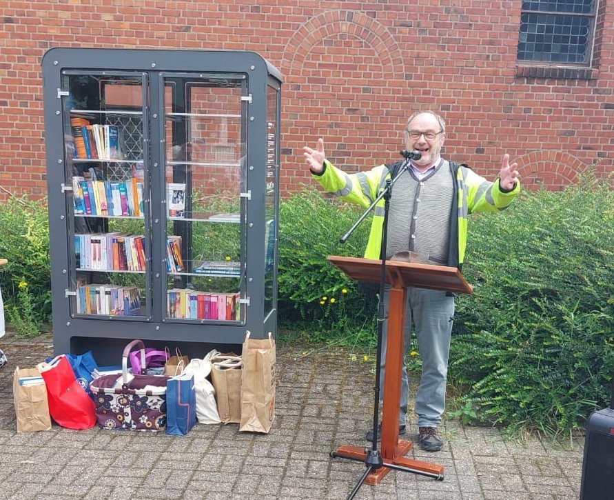 Einweihung Bücherschrank Deichhaus_Klaus Braukmann (c) Bürgergemeinschaft Deichhaus