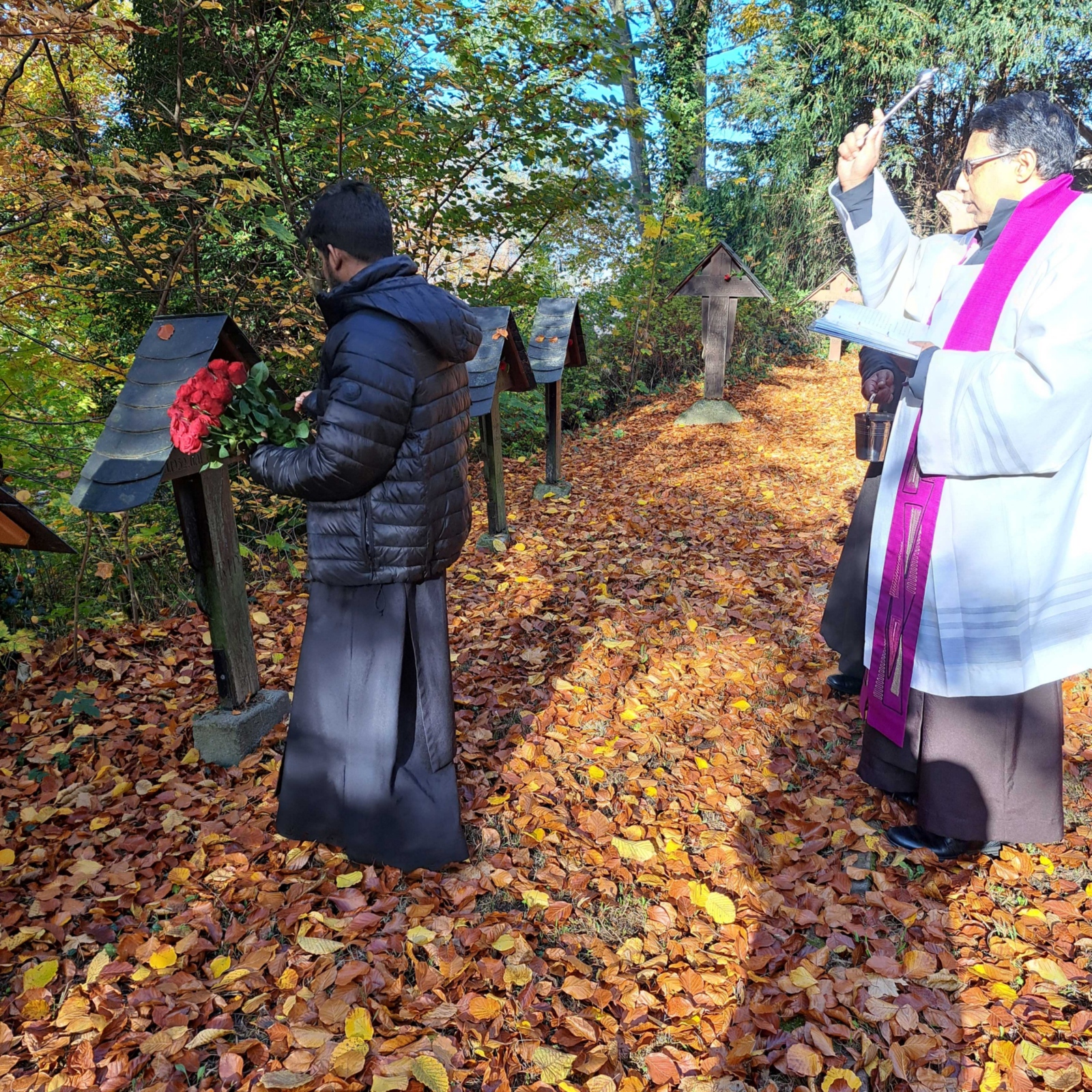 2025-11-08_Gräbersegnung_Benediktiner4 (c) Andrea Korte-Böger