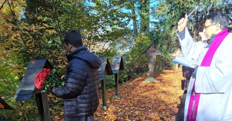 2025-11-08_Gräbersegnung_Benediktiner4 (c) Andrea Korte-Böger