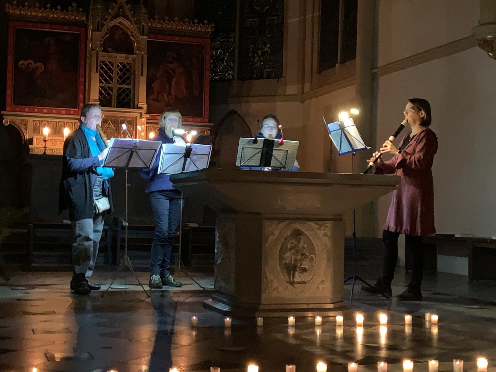 2025-11-29-Servatius im Kerzenschein_Flötenensemble (c) Maria Zubrinna