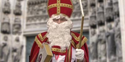 Nikolaus mit Bischofsmitra vor einem Portal des Kölner Domes_Erzbistum Köln (c)Hans Jeitner_Frei mit Nennung Copyright