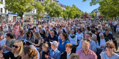 Fronleichnam1-1-8-Menschen Marktplatz