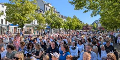 Fronleichnam1-1-8-Menschen Marktplatz