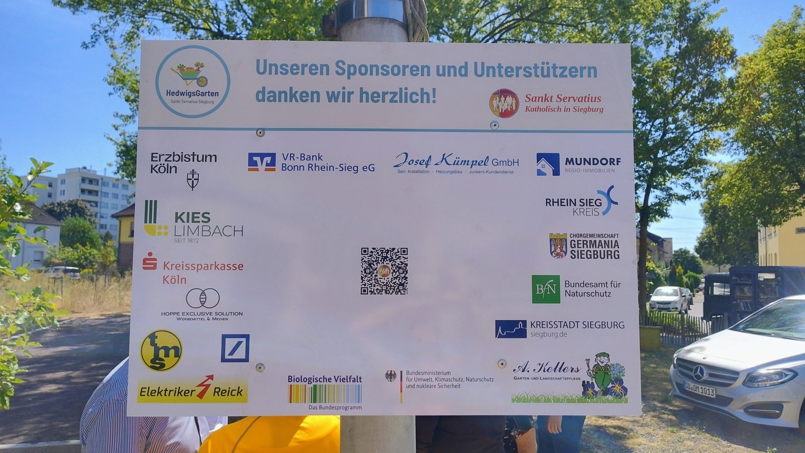 20260812_HedwigsGarten-Einweihung-Sponsorenschild3 (c) Martina Sedlaczek