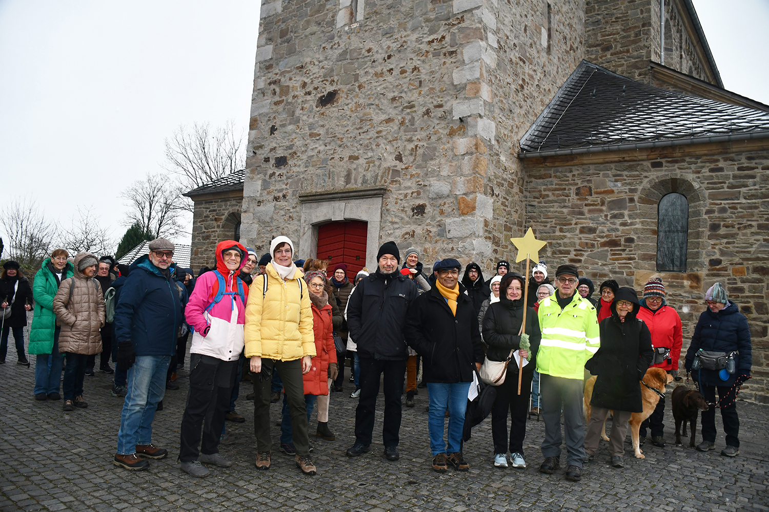 Foto3_Dreikönigsweg_Pilgernde vor St. Johannes Lohmar (c) Ulrike Clever