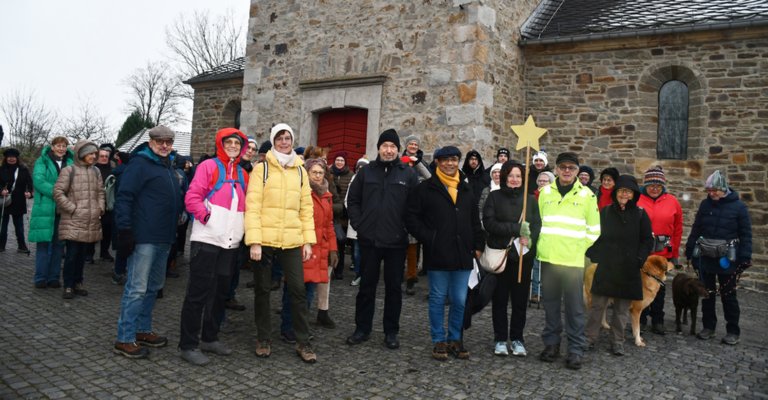 Foto3_Dreikönigsweg_Pilgernde vor St. Johannes Lohmar (c) Ulrike Clever