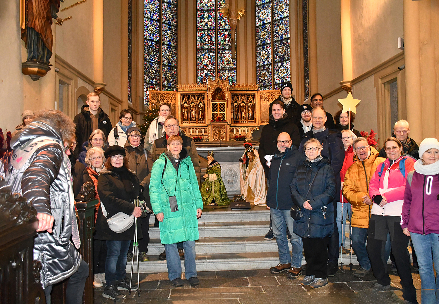 Foto6_Pilgernde mit den Hl. 3 Königen am Altar von St. Servatius Siegburg (c) Ulrike Clever