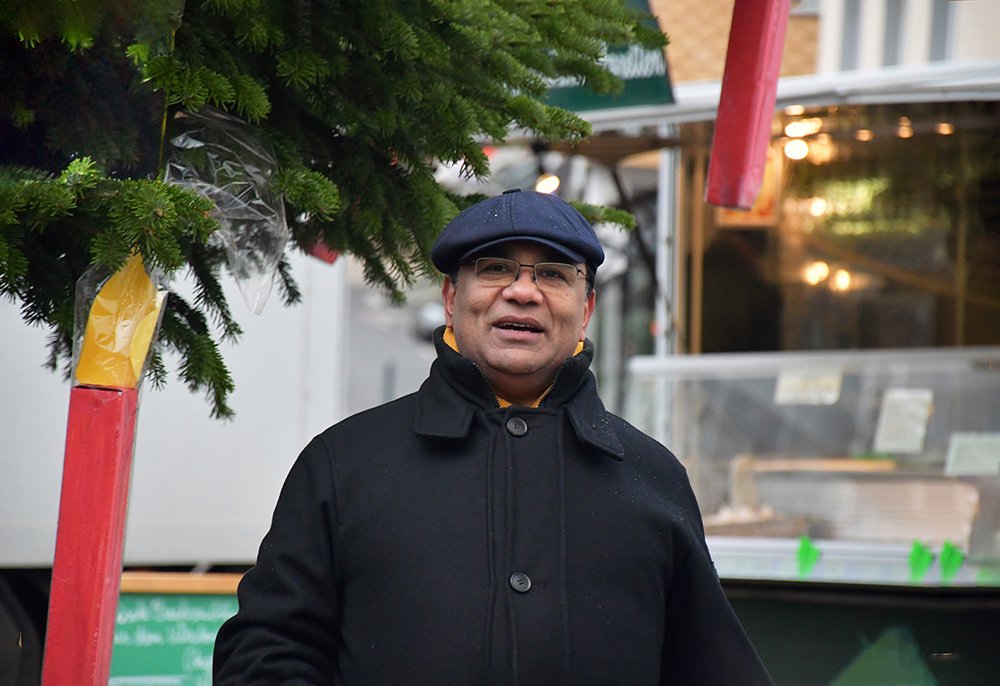 Foto7 Pfarrer Francis setzt Impulse auf dem Siegburger Markt (c) Ulrike Clever