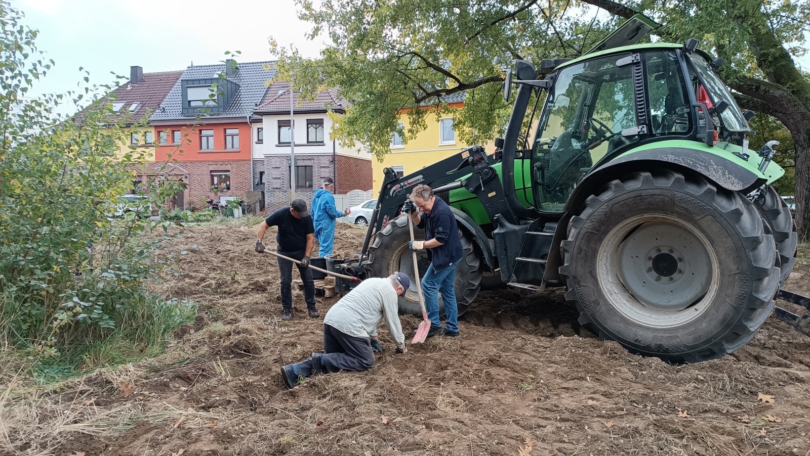 2023-10_HedwigsGarten_Steinelesen (c) Martina Sedlaczek