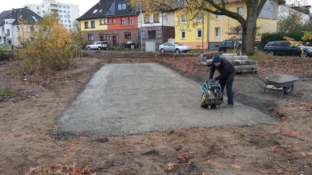HedwigsGarten_Planierung Boule-Bahn (c) Susanne Haase-Mühlbauer
