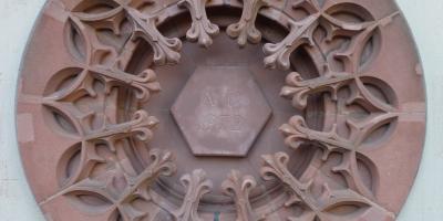 Der neue Grundstein an der Kirche aussen