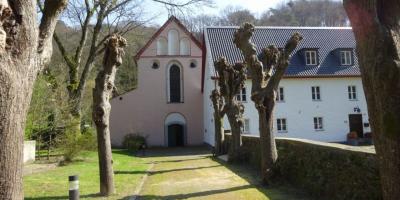 Der Weg auf die Kirche zu