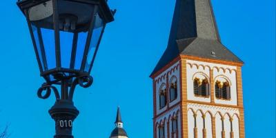 Kirche St. Michael im Hintergrund