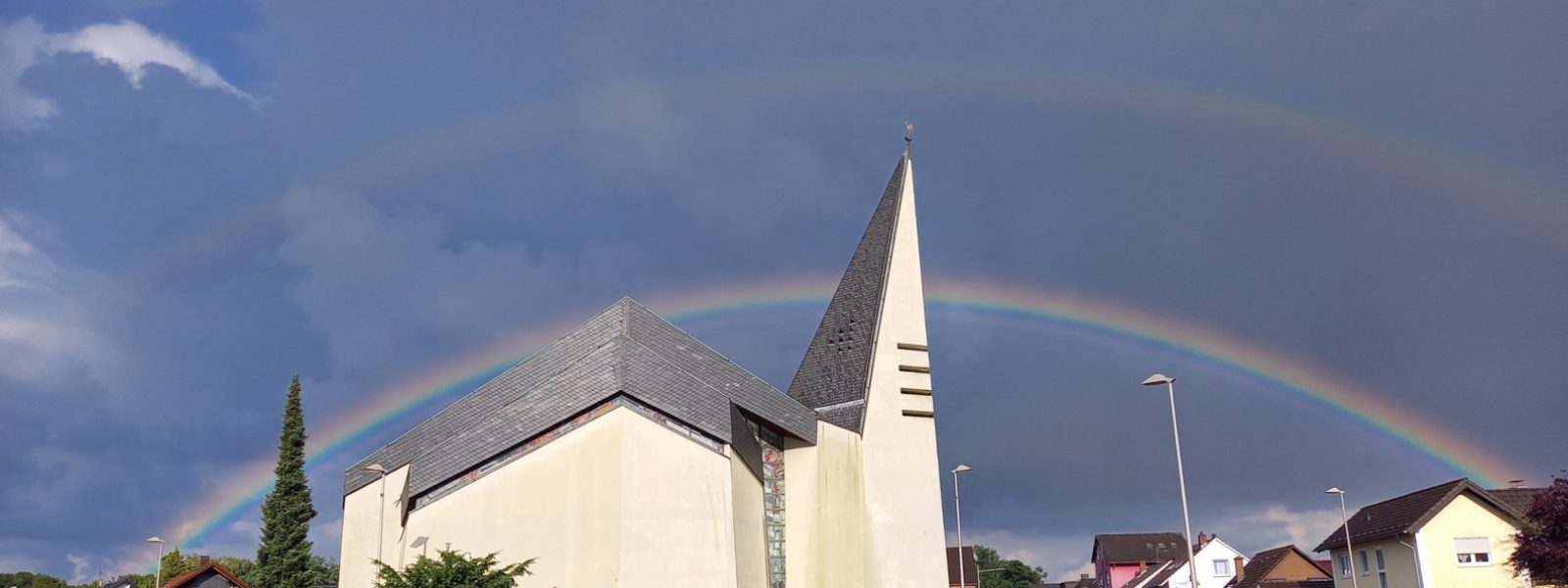 St. Mariä Empfängnis mit Regenbögen (c) Zsofia Behnke