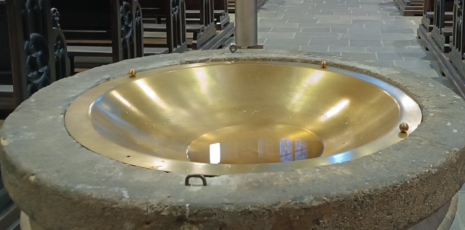 Taufbecken_Servatiuskirche (c) Martina Sedlaczek