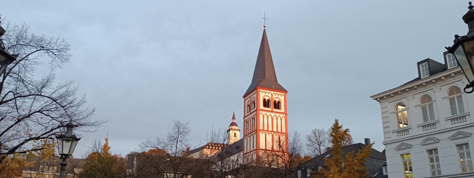 St. Servatius und die Abtei im Herbst (c) Martina Sedlaczek