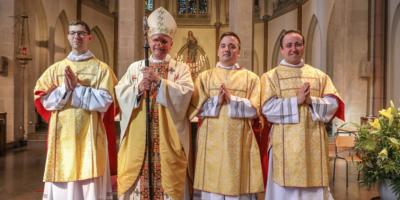 Am Sonntag, 4. Juni 2023 wurden drei Seminaristen von Weihbischof Schwaderlapp zu Diakonen geweiht. Die Weihe fand in der Pfarrkirche St. Marien in Neuss statt.