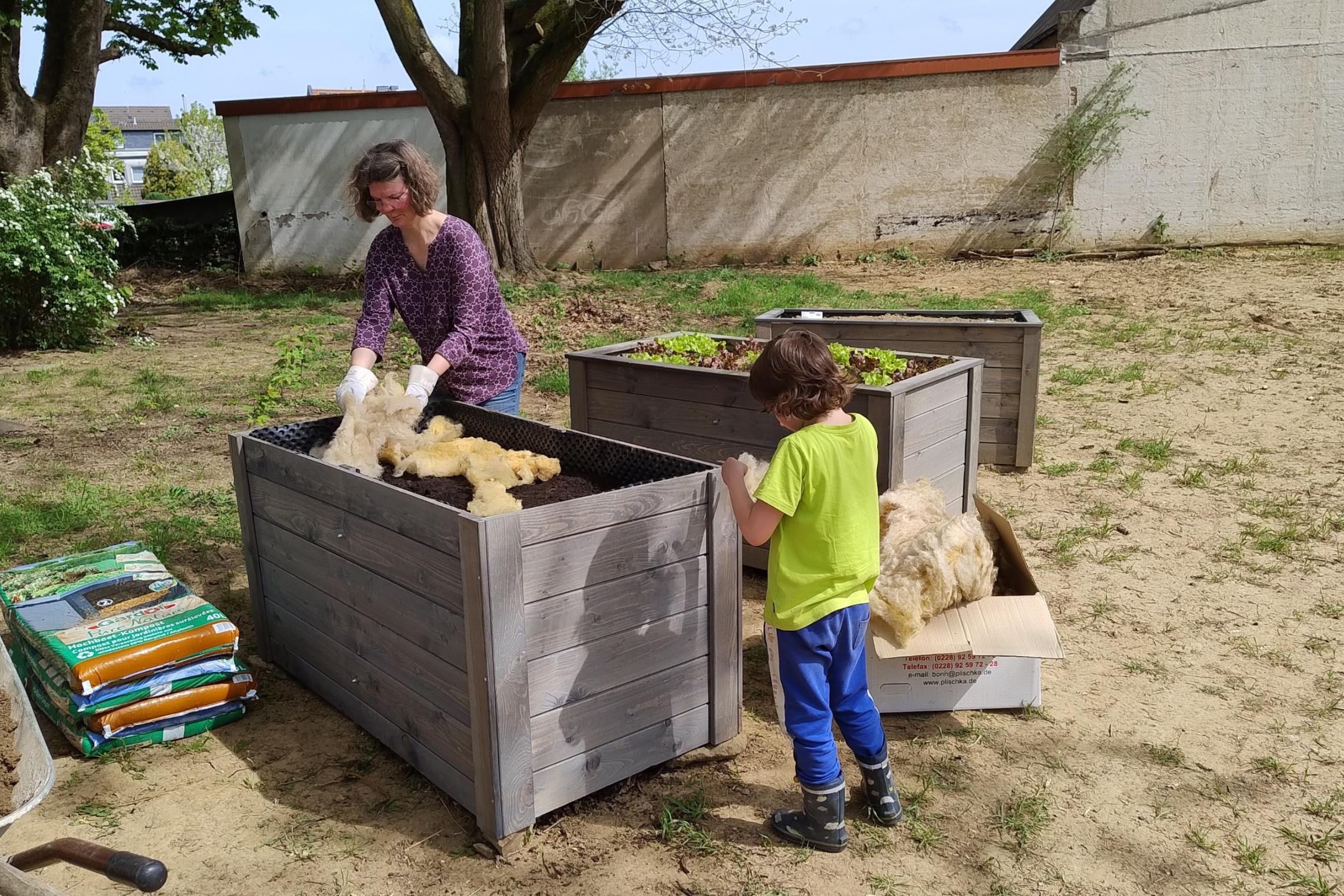 20240413_HedwigsGarten-Hochbeetbefüllung