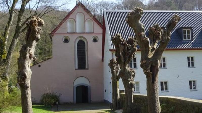 Der Weg zur Kirche Sankt Antonius