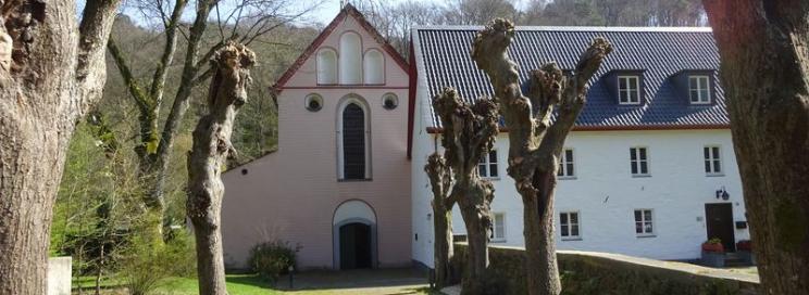Der Weg zur Kirche Sankt Antonius