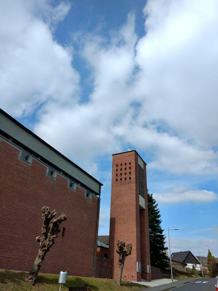 Kirche Sankt Mariä Namen aussen