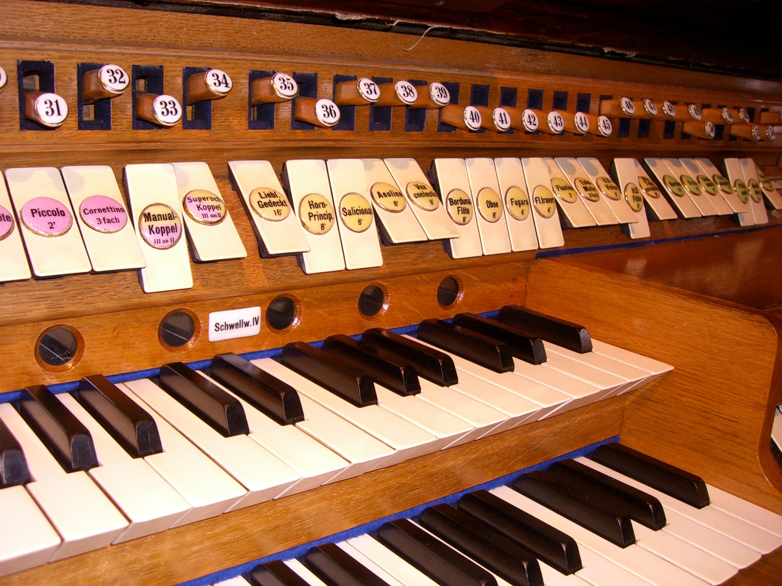 Spieltisch der historischen Klais-Orgel in St. Elisabeth Bonn